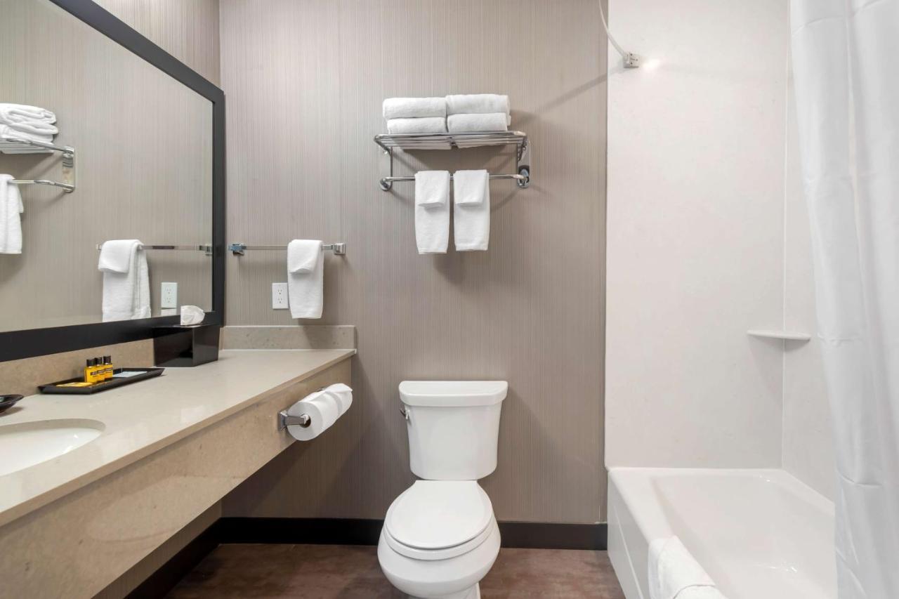 Best Western Plus East Side Саскатун Екстериор снимка